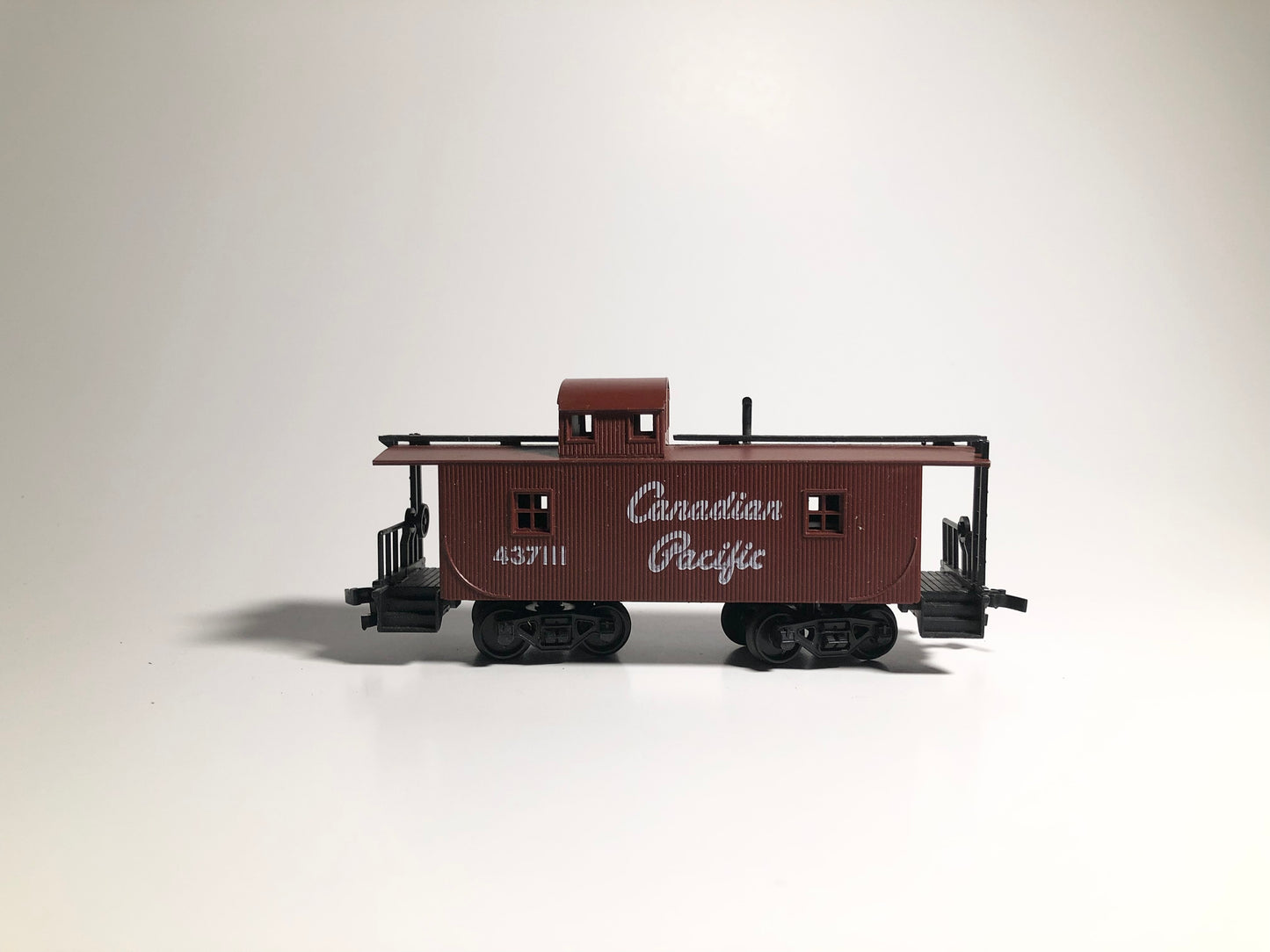 Canadian Pacific 437111 HO Gauge Brown Caboose