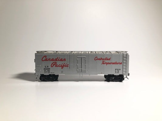 Canadian Pacific 254026 HO Gauge Silver Refrigerated Box Car